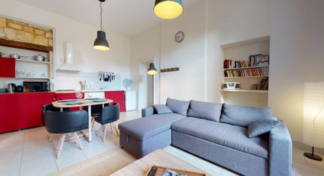 Appartement de plain-pied avec terrasse et parking – Centre-bourg de Saint-Cyprien (Dordogne).
