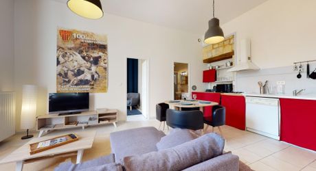 Appartement de plain-pied avec terrasse et parking – Centre-bourg de Saint-Cyprien (Dordogne).