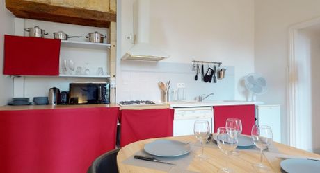 Appartement de plain-pied avec terrasse et parking – Centre-bourg de Saint-Cyprien (Dordogne).