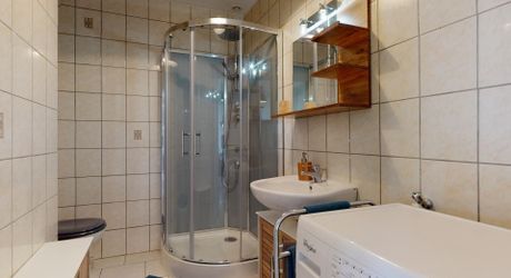 Appartement de plain-pied avec terrasse et parking – Centre-bourg de Saint-Cyprien (Dordogne).