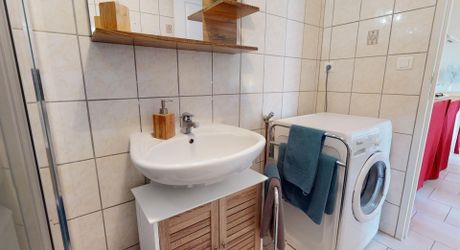 Appartement de plain-pied avec terrasse et parking – Centre-bourg de Saint-Cyprien (Dordogne).