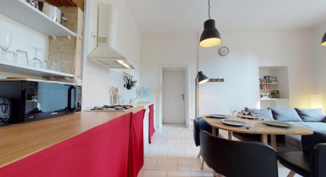 Appartement de plain-pied avec terrasse et parking – Centre-bourg de Saint-Cyprien (Dordogne).