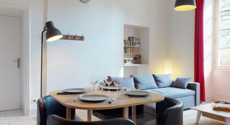Appartement de plain-pied avec terrasse et parking – Centre-bourg de Saint-Cyprien (Dordogne).