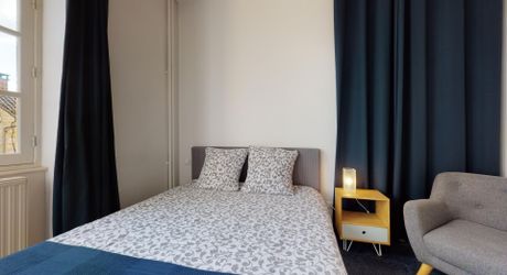 Appartement de plain-pied avec terrasse et parking – Centre-bourg de Saint-Cyprien (Dordogne).