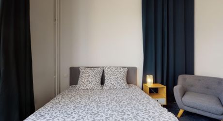 Appartement de plain-pied avec terrasse et parking – Centre-bourg de Saint-Cyprien (Dordogne).