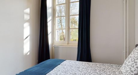 Appartement de plain-pied avec terrasse et parking – Centre-bourg de Saint-Cyprien (Dordogne).