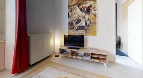 Appartement de plain-pied avec terrasse et parking – Centre-bourg de Saint-Cyprien (Dordogne).