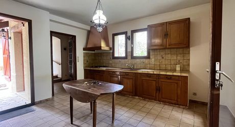Propriété de trois chambres avec piscine