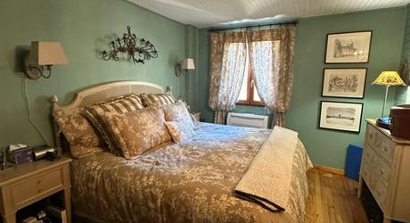 L'Élégance Discrète d'une Maison de Village, avec tous commerces