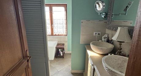 L'Élégance Discrète d'une Maison de Village, avec tous commerces
