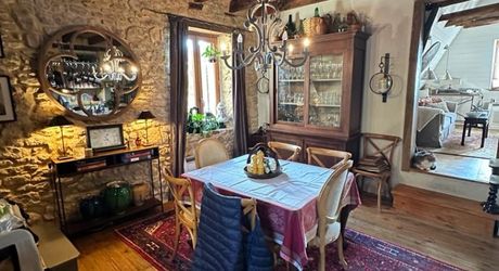 L'Élégance Discrète d'une Maison de Village, avec tous commerces