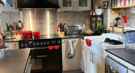 L'Élégance Discrète d'une Maison de Village, avec tous commerces