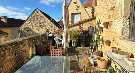 L'Élégance Discrète d'une Maison de Village, avec tous commerces