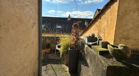 L'Élégance Discrète d'une Maison de Village, avec tous commerces