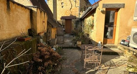 L'Élégance Discrète d'une Maison de Village, avec tous commerces