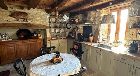 L'Élégance Discrète d'une Maison de Village, avec tous commerces