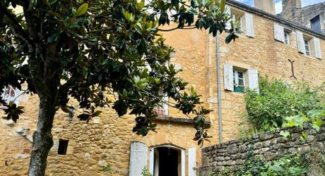 Historic residence in the heart of a Périgord Noir village