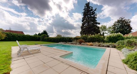 Longère en pierre avec grand jardin et piscine 