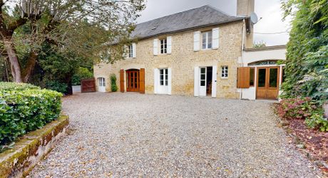 Longère en pierre avec grand jardin et piscine 