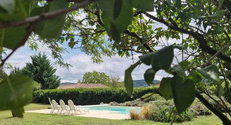 Longère en pierre avec grand jardin et piscine 