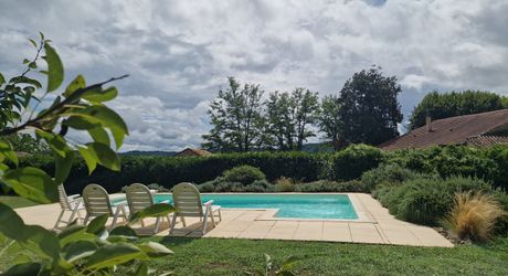 Longère en pierre avec grand jardin et piscine 