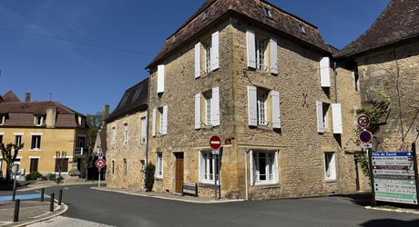 Maison ancienne à vendre à Siorac-en-Périgord, 239m², 4 chambres, garage, jardin. Proche des commodités. DPE en cours.