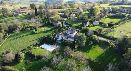 GREAAT COUNTRYSIDE LOCATION WITH VIEWS. LARGE 234m2 HOUSE WITH SWIMNING POOL ON 3460SQM OF LAND. BELVES AREA. 