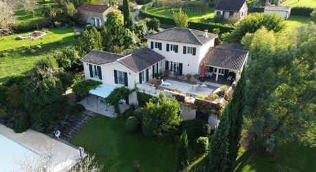 Spacieuse maison contemporaine avec vue et piscine