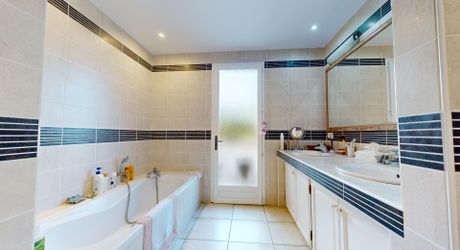 GREAAT COUNTRYSIDE LOCATION WITH VIEWS. LARGE 234m2 HOUSE WITH SWIMNING POOL ON 3460SQM OF LAND. BELVES AREA. 