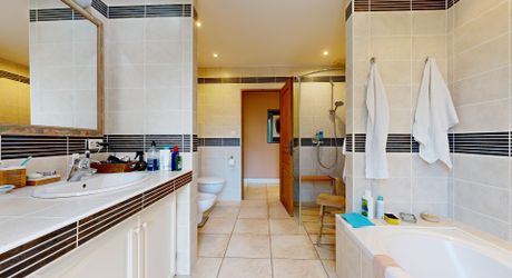 GREAAT COUNTRYSIDE LOCATION WITH VIEWS. LARGE 234m2 HOUSE WITH SWIMNING POOL ON 3460SQM OF LAND. BELVES AREA. 