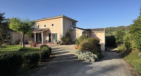 GREAAT COUNTRYSIDE LOCATION WITH VIEWS. LARGE 234m2 HOUSE WITH SWIMNING POOL ON 3460SQM OF LAND. BELVES AREA. 