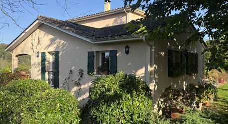 GREAAT COUNTRYSIDE LOCATION WITH VIEWS. LARGE 234m2 HOUSE WITH SWIMNING POOL ON 3460SQM OF LAND. BELVES AREA. 