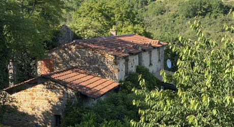 Ensemble en pierre de trois gîtes et une maison principale avec vue panoramique sur la vallée de la Dordogne.
