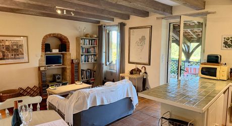 Ensemble en pierre de trois gîtes et une maison principale avec vue panoramique sur la vallée de la Dordogne.