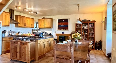 Ensemble en pierre de trois gîtes et une maison principale avec vue panoramique sur la vallée de la Dordogne.