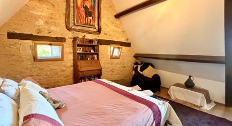 Ensemble en pierre de trois gîtes et une maison principale avec vue panoramique sur la vallée de la Dordogne.