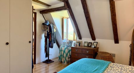 Ensemble en pierre de trois gîtes et une maison principale avec vue panoramique sur la vallée de la Dordogne.