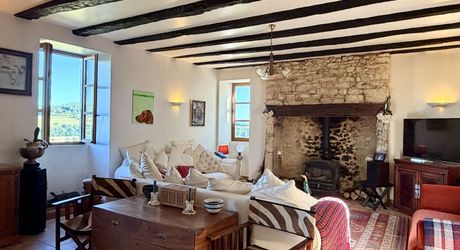 Ensemble en pierre de trois gîtes et une maison principale avec vue panoramique sur la vallée de la Dordogne.