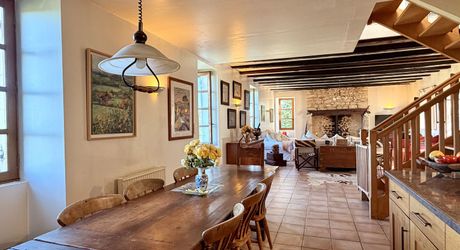 Ensemble en pierre de trois gîtes et une maison principale avec vue panoramique sur la vallée de la Dordogne.