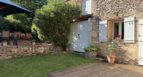Ensemble en pierre de trois gîtes et une maison principale avec vue panoramique sur la vallée de la Dordogne.