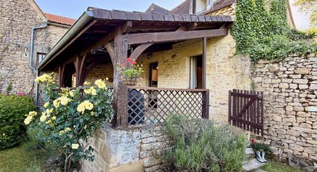 Ensemble en pierre de trois gîtes et une maison principale avec vue panoramique sur la vallée de la Dordogne.