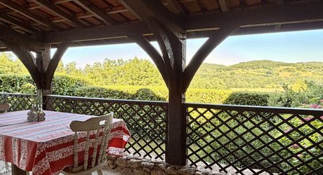 Ensemble en pierre de trois gîtes et une maison principale avec vue panoramique sur la vallée de la Dordogne.