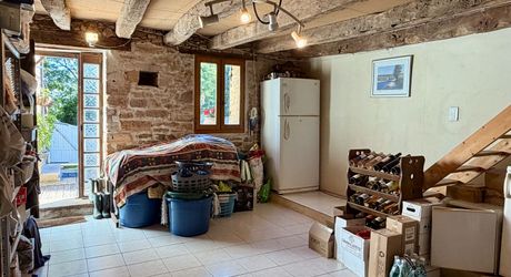 Ensemble en pierre de trois gîtes et une maison principale avec vue panoramique sur la vallée de la Dordogne.