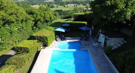 Ensemble en pierre de trois gîtes et une maison principale avec vue panoramique sur la vallée de la Dordogne.