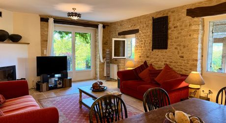 Ensemble en pierre de trois gîtes et une maison principale avec vue panoramique sur la vallée de la Dordogne.