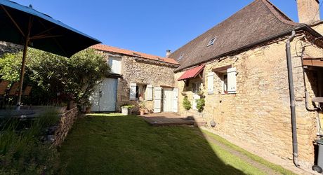 Ensemble en pierre de trois gîtes et une maison principale avec vue panoramique sur la vallée de la Dordogne.
