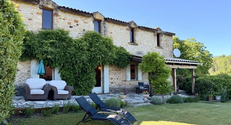 Ensemble en pierre de trois gîtes et une maison principale avec vue panoramique sur la vallée de la Dordogne.