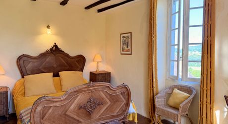 Ensemble en pierre de trois gîtes et une maison principale avec vue panoramique sur la vallée de la Dordogne.