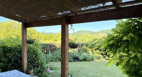 Ensemble en pierre de trois gîtes et une maison principale avec vue panoramique sur la vallée de la Dordogne.