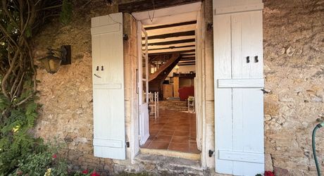 Ensemble en pierre de trois gîtes et une maison principale avec vue panoramique sur la vallée de la Dordogne.